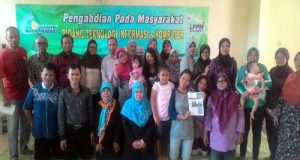 Para ibu PKK Cipinang Melayu mendapatkan pelatihan bisnis online dari dosen STMIK Nusa Mandiri