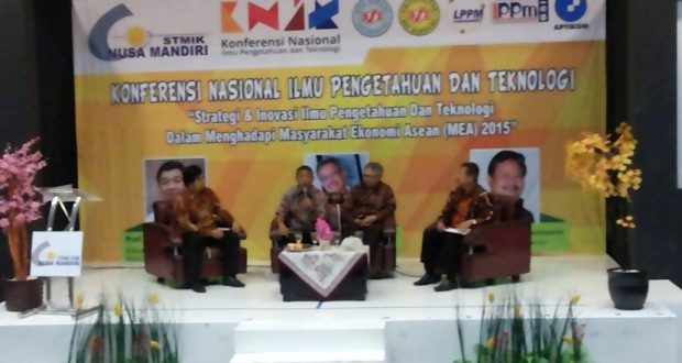 emaparan panelis pada KNIT 2015 yang digelar oleh LPPM STMIK Nusa Mandiri di Bekasi, Sabtu (8/8).