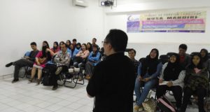 Mahasiswa Sastra Inggris STIBA Nusa Mandiri mengikuti workshop on drama production.