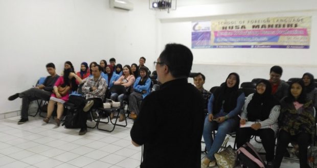 Mahasiswa Sastra Inggris STIBA Nusa Mandiri mengikuti workshop on drama production.