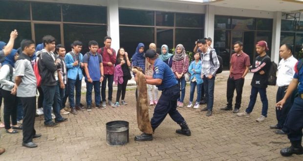 Mahasiswa STMIK Nusa Mandiri mengikuti pelatihan penanggulangan bencana kebakaran.